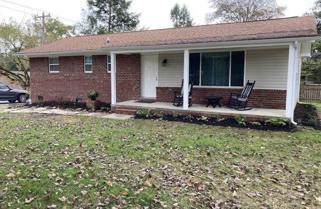 Conveniently located to Knoxville Airport, Great Smoky Mountains, Univ. TN