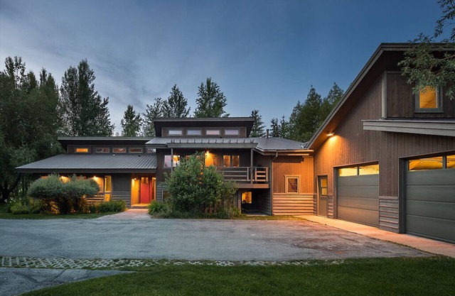 Conveniently located villa with Scandinavian vibe and western features