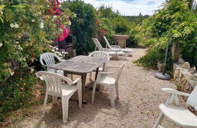 Converted farm cottage with pretty views, 2km from Arganil, river beach 2km