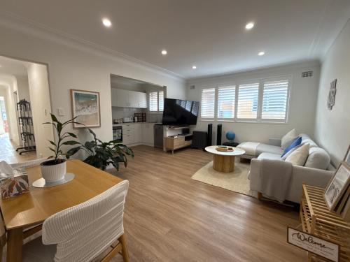 Coogee Sunrise 2 Bed Apt with Parking, Work Desks & Balcony
