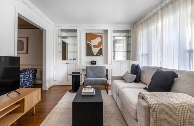 Cool Alexandria West 3BR, near Golf & Restaurants, by Blueground