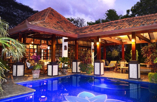 Cool Bali Style Villa, w/stunning views, HiSpeedWifi., 3Brs. solar heated pool.