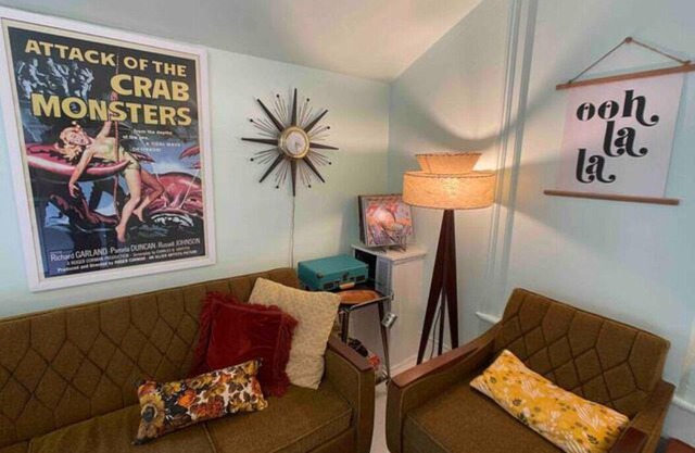 Cool, retro inspired apartment, full of atomic decor! 5 minute walk to the falls