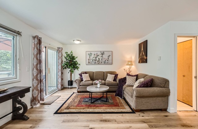 Cool Townhome opp to Crossroads Mall - 5/10 mins to Microsoft, Redmond, Kirkland