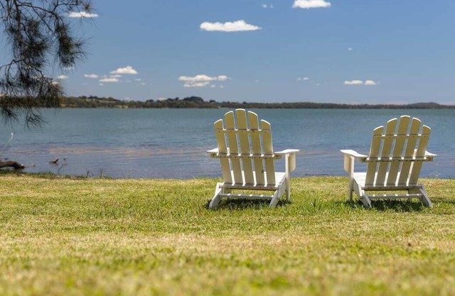 Coomba Lakehouse - Absolute Waterfront Acreage