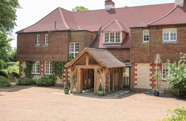 COOMBE PLACE HOUSE, pet friendly, luxury holiday cottage in Meonstoke