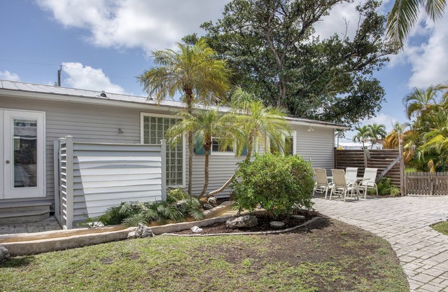 Coppitt Cottage - 2/2, private backyard with waterfall and hot tub