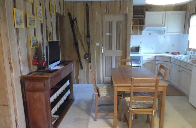 COQUET APARTMENT IN A LOG CHALET NEAR THE PYRENEES ANGLES