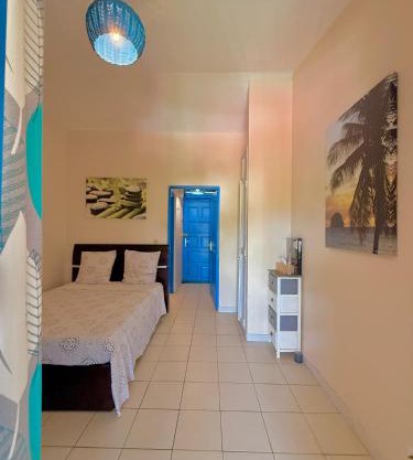 coquet studio équipé à 25 mètre de la plage