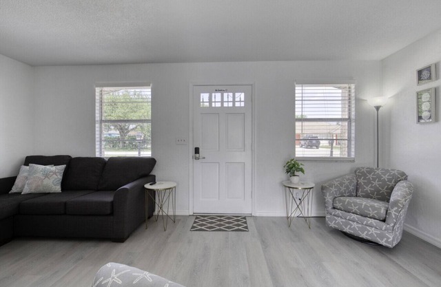 Coquina Cabana with fenced yard and adorable decor