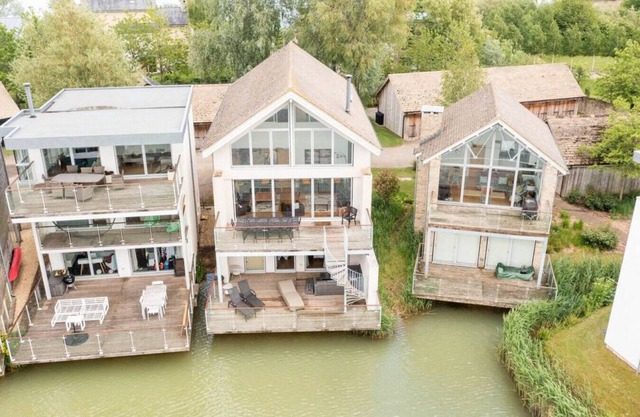 Corinium Lodge - HM20 - HOT TUB - Lakeside Spa Property