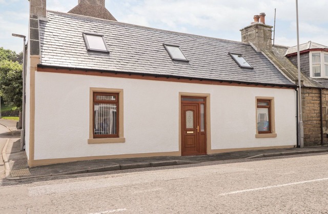 CORNER COTTAGE, pet friendly, country holiday cottage in Portgordon