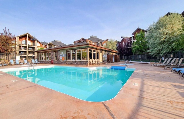 Corner Curio | Lake View| Pool | Hot Tub | Gym