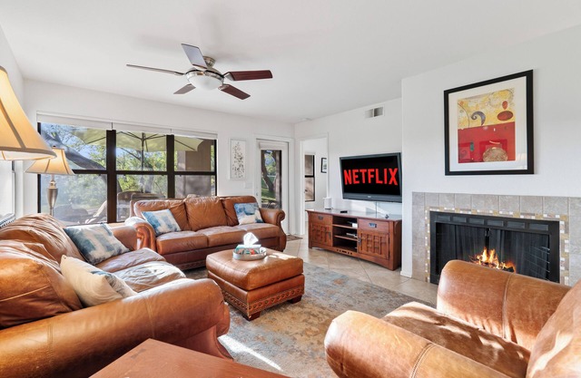 Corner full 2BR/2B Apt w/Golf Views, Pool & Grill