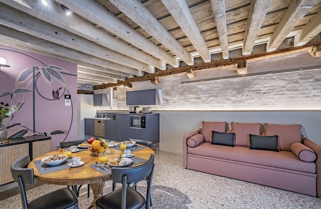 Corte Rubbi 5514 Two-bedroom with Canal View