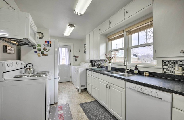 Cortez Cottage w/ Views & Yard, 9 Mi to Mesa Verde