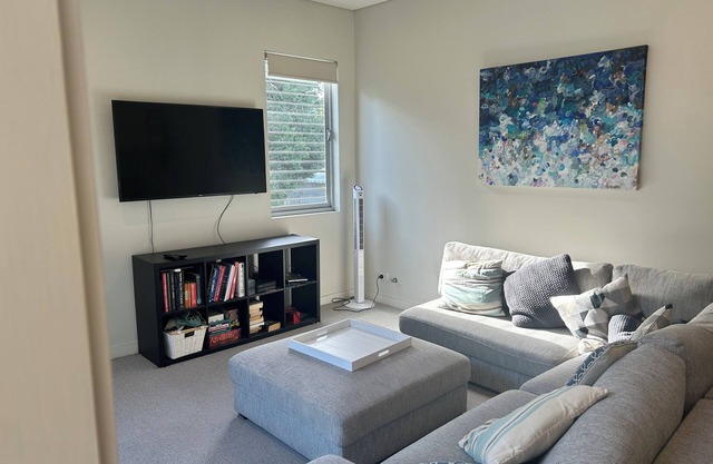 Cosy 2 bed 2 bathroom, sunny apartment in the heart of Manly Vale. Car available