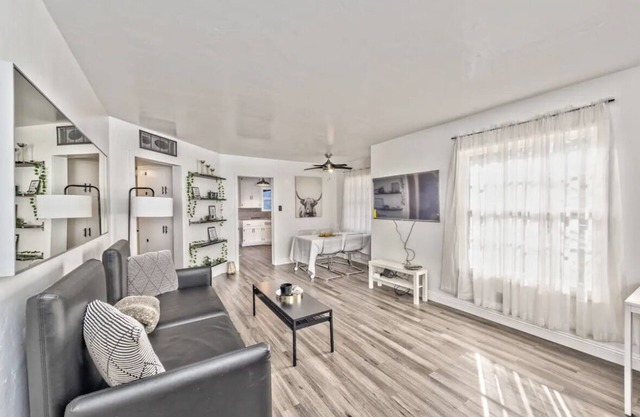 Cosy 2 bedroom house with huge backyard. Close to Freemont street