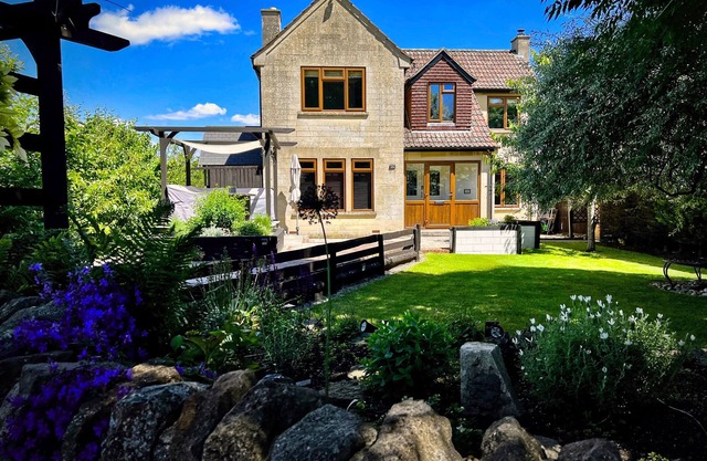 Cosy 3-bedroom home with garden and log burner, close to the City of Bath.