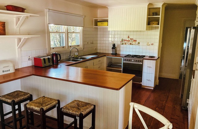 Cosy 3 bedroom cottage with indoor fireplace