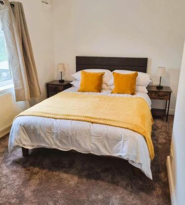 Cosy 3 Bedroom House - Free Parking - Airport 6 Min Walk