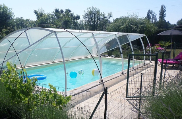 Cosy 3 bedrooms home . Private pool. Private garden. free WiFi. Shops near by