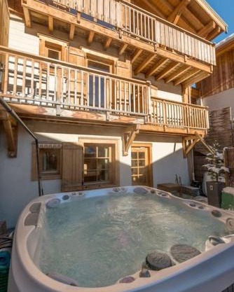 Cosy 4 bedroom chalet with hot tub (Chalet Velours)