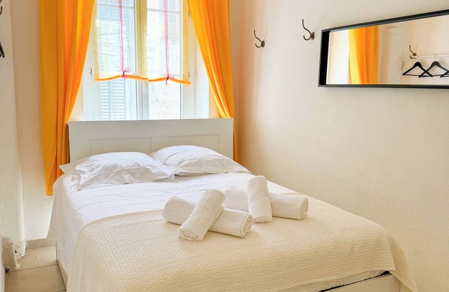Cosy air-conditioned apartment near train station and beach ideal for families 🌊