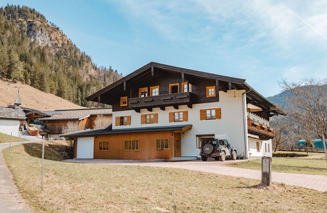 Cosy apartment in villa for 3 guests with TV and balcony