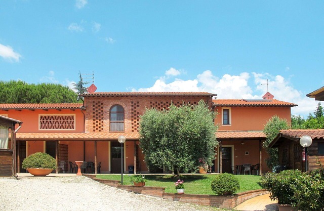 Cosy apartment for 7 guests with WIFI, pool, A/C, TV, patio and parking