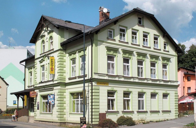 Cosy apartment for 4 people with hot tub, WIFI, TV, pets allowed and parking