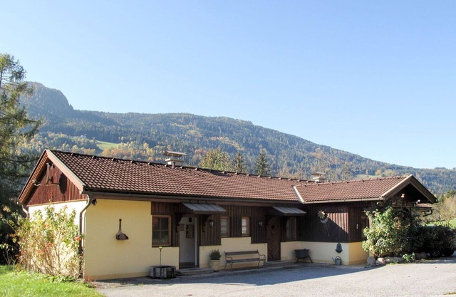 Cosy apartment in villa for 4 guests with WIFI, TV, terrace, pets allowed and parking