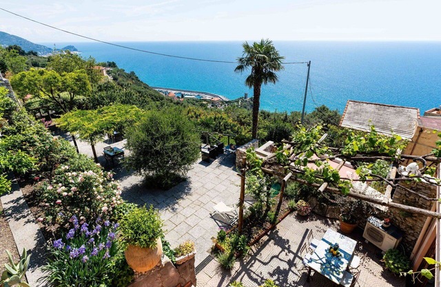 Cosy apartment for 5 guests with WIFI, A/C, TV and patio