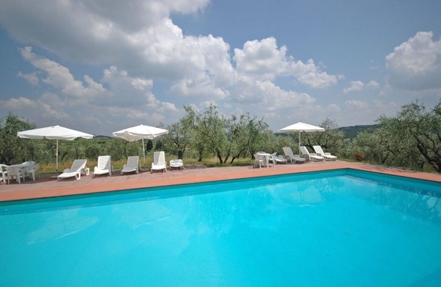 Cosy apartment for 4 guests with pool, WIFI, TV and parking, close to Florence