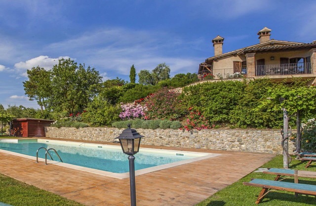 Cosy apartment for 4 people with WIFI, pool, TV, patio and pets allowed
