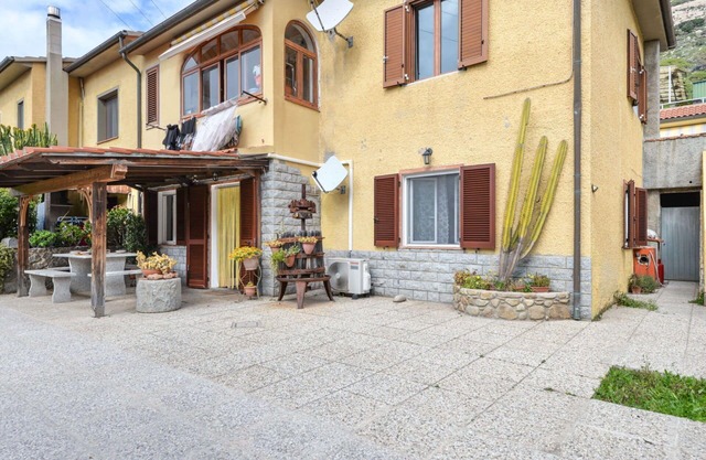 Cosy apartment for 6 people with A/C, WIFI, TV, terrace, pets allowed and parking