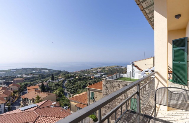 Cosy apartment for 6 people with WIFI, A/C, balcony, pets allowed and parking