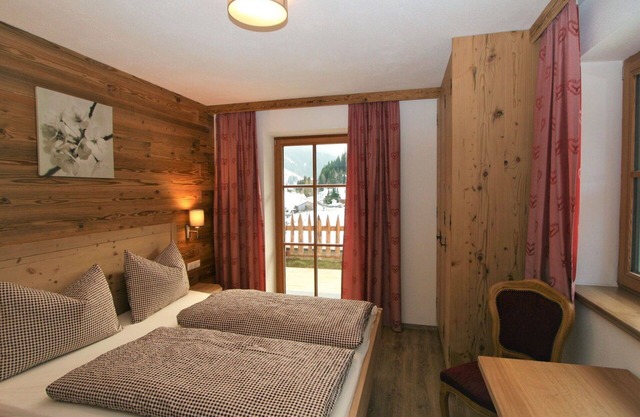 Cosy apartment for 10 guests with WIFI, TV, patio and parking