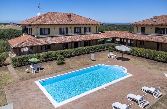 Cosy apartment for 12 people with pool, WIFI, TV, balcony, pets allowed and parking