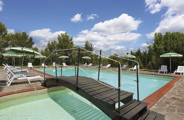 Cosy apartment in villa for 4 guests with WIFI, pool, terrace, pets allowed and parking