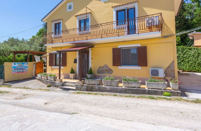 Cosy apartment in villa for 9 guests with WIFI, A/C, TV, terrace and parking