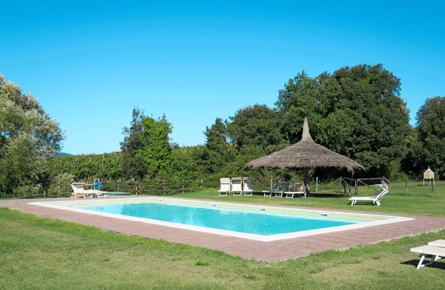 Cosy apartment in villa with hot tub, WIFI, pool, A/C, TV, patio, pets allowed and parking