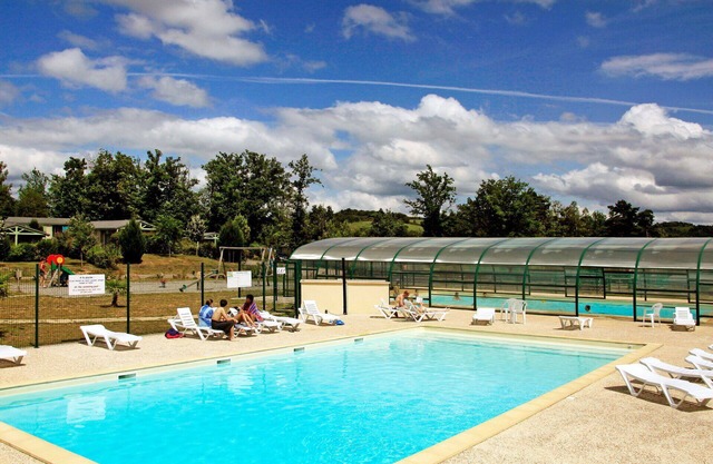 Cosy apartment in villa for 6 guests with pool, WIFI, TV, terrace, pets allowed and parking