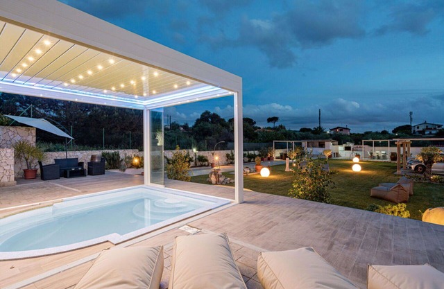 Cosy apartment in villa for 3 people with WIFI, pool, A/C, TV, patio and parking