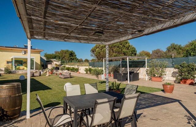 Cosy apartment in villa for 11 people with pool, A/C, WIFI, TV, patio, pets allowed and parking