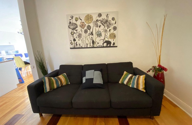 Cosy Apartment renovated, furnished 10 min to metro station and 15 to downtown