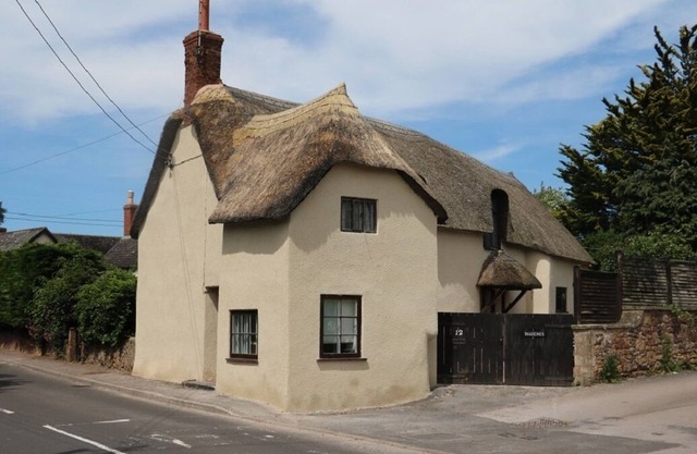 Cosy C17th pet-friendly Cottage: WIFI, Woodburner, Enclosed Garden & Parking