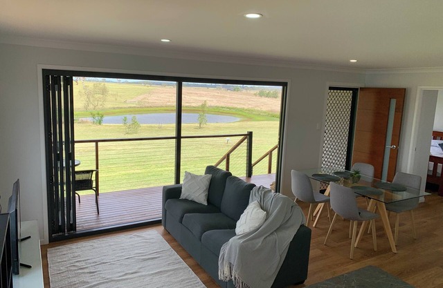 Cosy cabin with private dam view - South Burnett