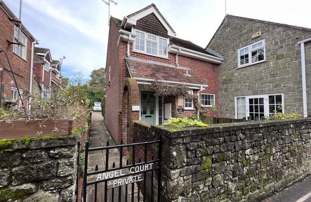 Cosy central Shaftesbury 2 bed cottage with Parking
