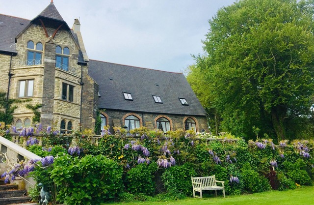 Cosy chapel cottage at Peregrine Hall with pool and walking distance into town